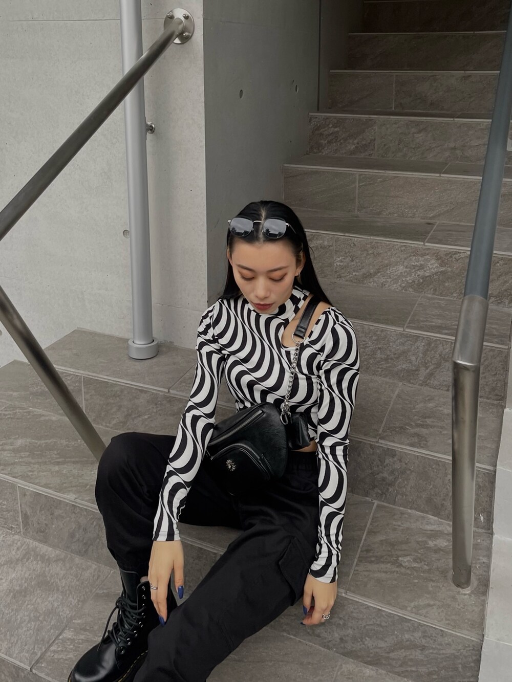 ブラック系のボディバッグ/ウエストポーチ、ブラック系のTシャツ/カットソーを着用したレディースの冬コーディネートの3枚目の写真