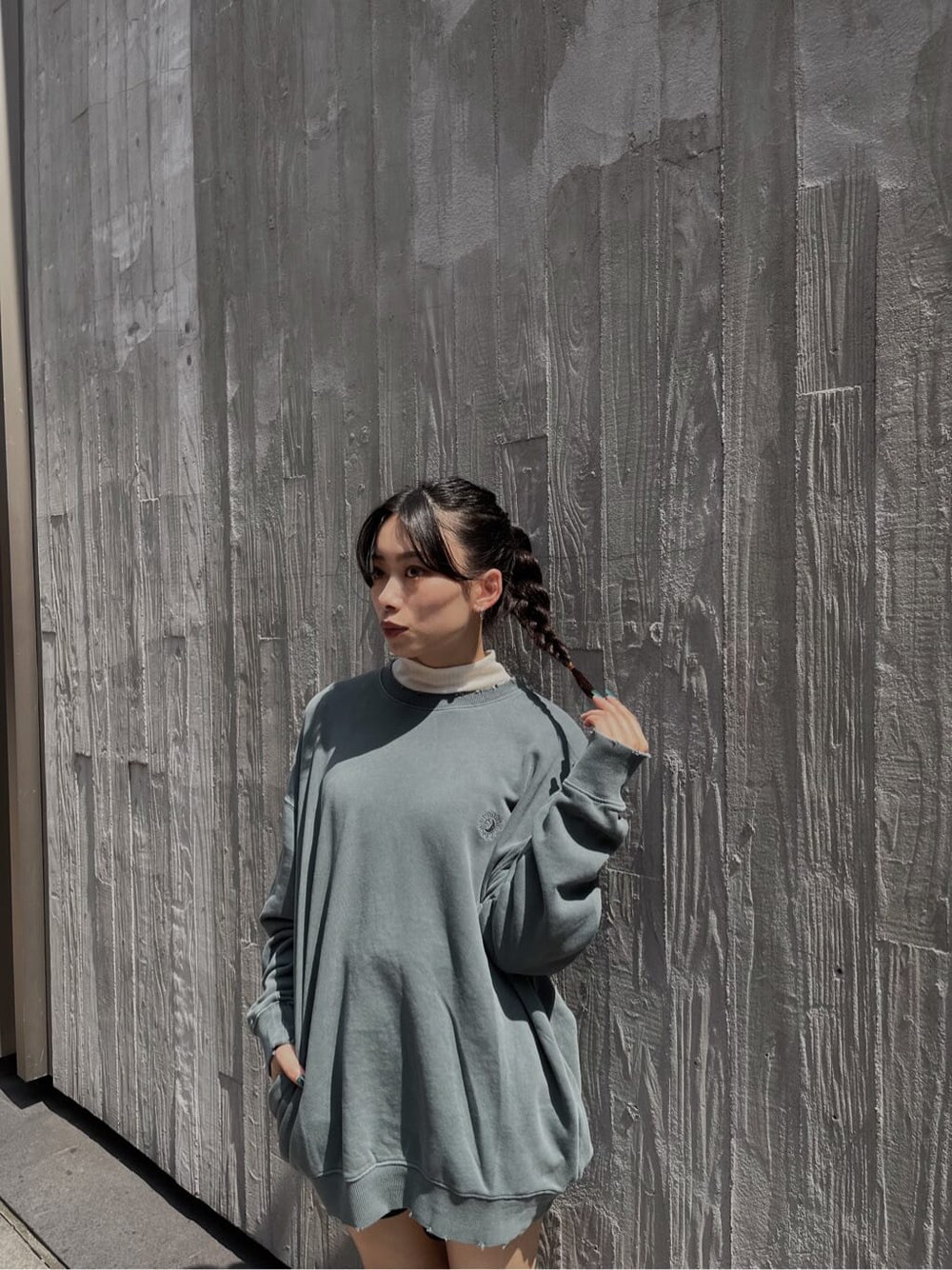 グリーン系のスウェット、ブラック系のその他パンツ、ホワイト系のTシャツ/カットソーを着用したレディースの夏コーディネートの2枚目の写真