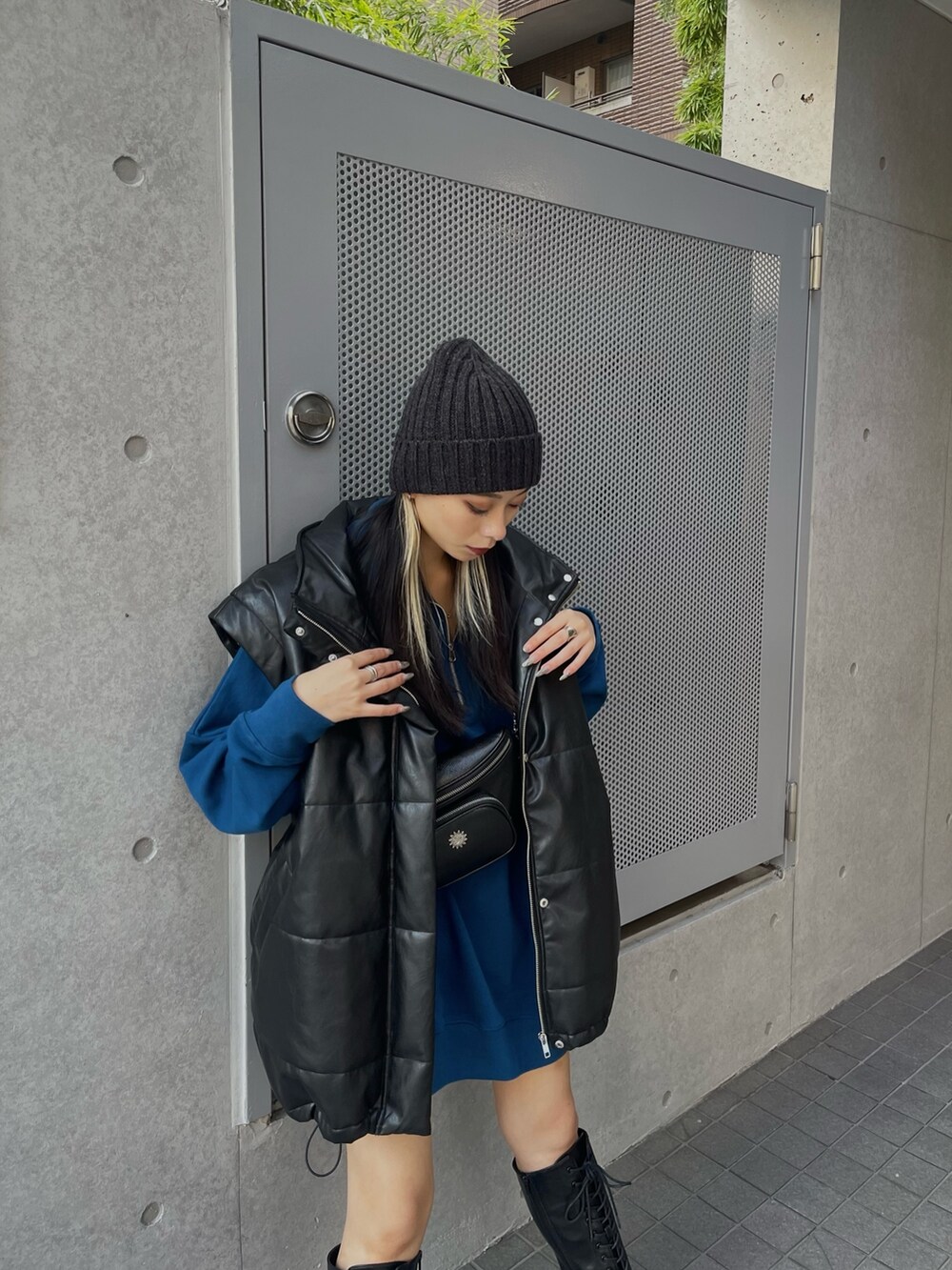 ブラック系のブルゾン、ブラック系のボディバッグ/ウエストポーチ、ブルー系のスウェットを着用したレディースの秋コーディネートの3枚目の写真