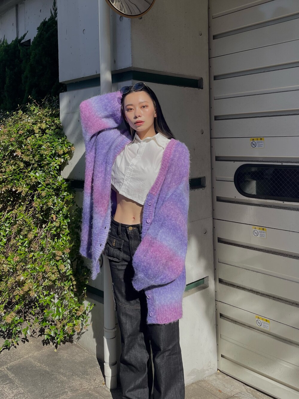 ホワイト系のシャツ/ブラウス、パープル系のカーディガン/ボレロ、ホワイト系のブーツを着用したレディースの秋コーディネートの2枚目の写真