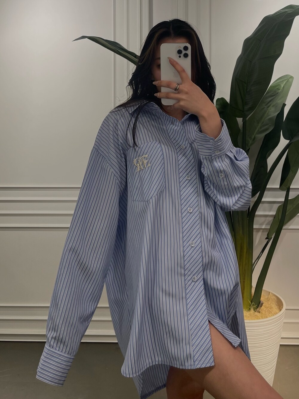 ブルー系のシャツ/ブラウス、ブラック系のブーツを着用したレディースの春コーディネートの2枚目の写真