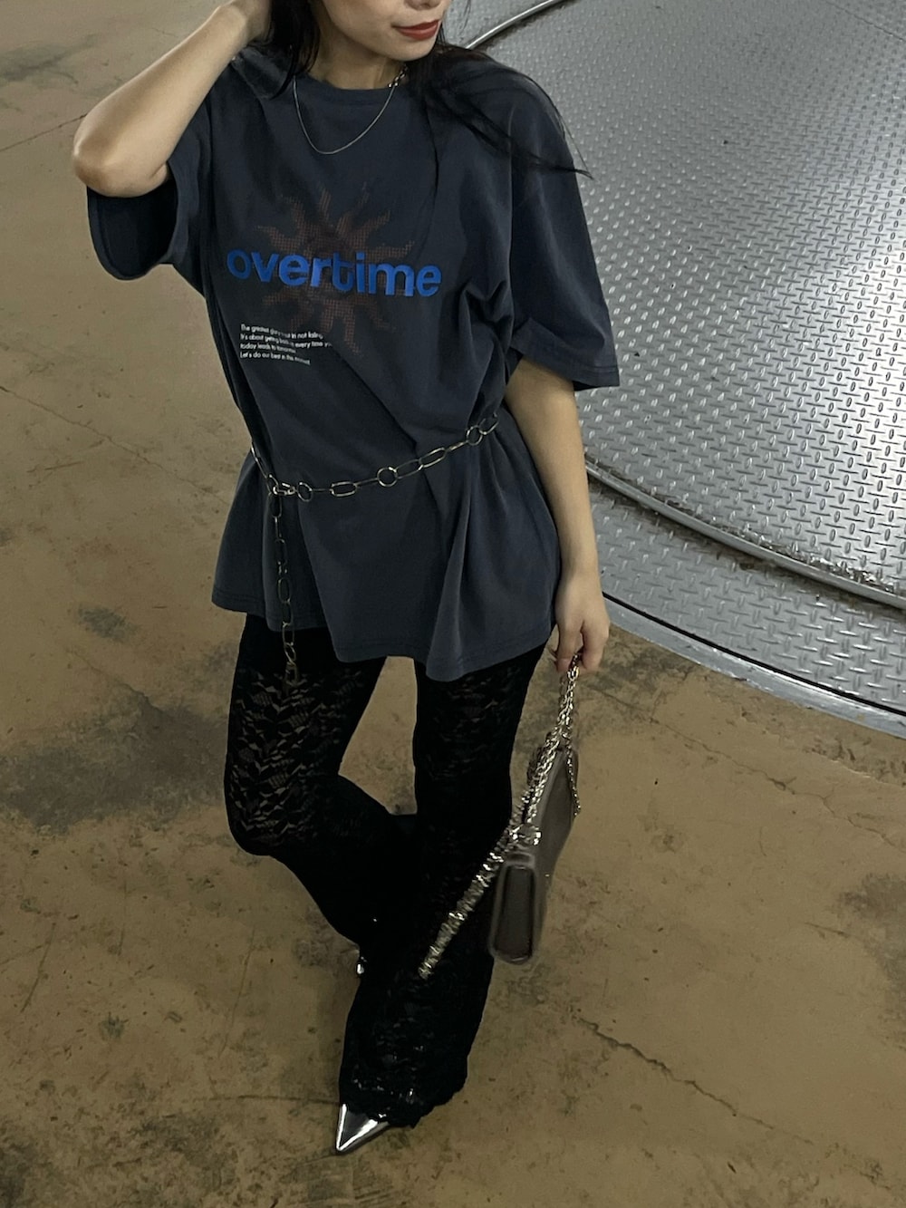グレー系のTシャツ/カットソー、ブラック系のその他パンツを着用したレディースの夏コーディネートの3枚目の写真