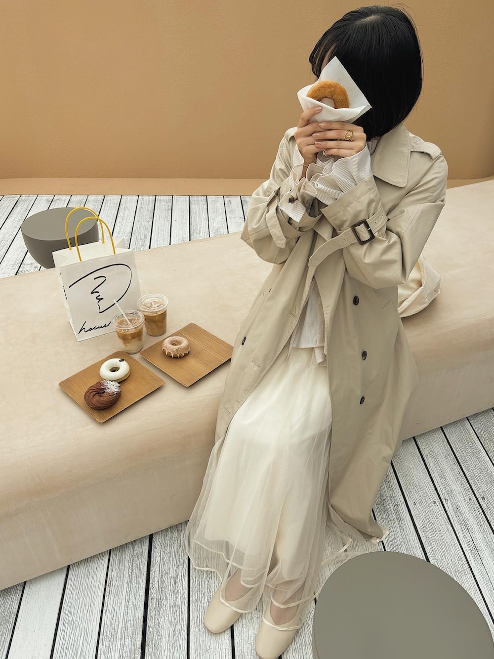 「ootd、トレンチコート、オトナ女子、春服コーデ、大人コーデ、おしゃれさんと繋がりたい、春コーデ、淡色コーデ、春めき満開コーデ」｜「RiLiのアイテム（シャツ/ブラウス、イエロー系）」を使った、manaminさん（骨格ナチュラル・レディース・160cm）の春コーディネートの3枚目の写真