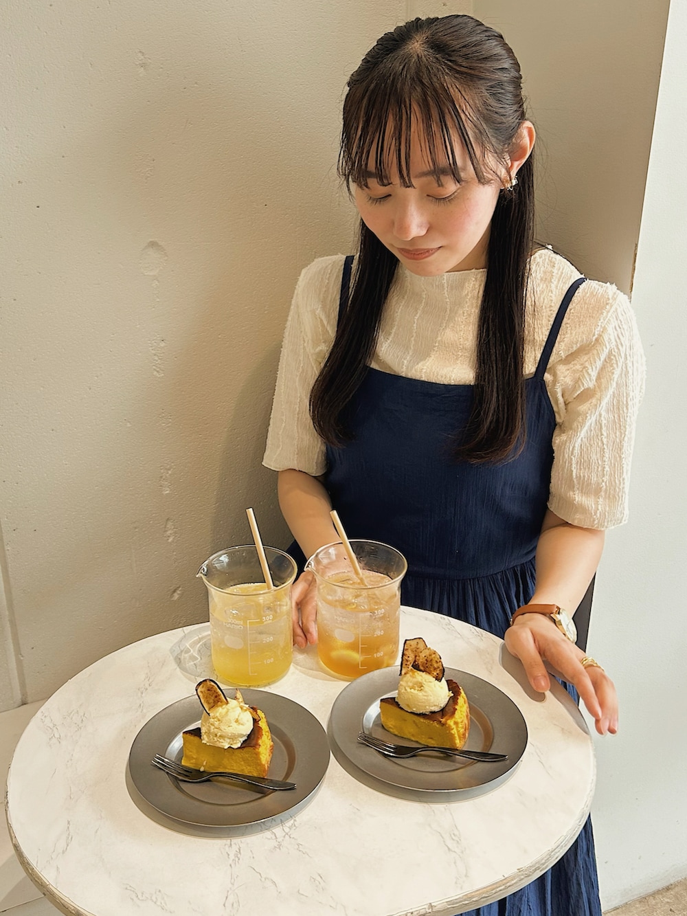 「夏コーデ、ootd、MUJI、無印良品、オトナ女子、カフェ巡り、ワンピース、フリンジ」｜「LOWRYS FARMのフリンジ５S　121024（Tシャツ/カットソー、ホワイト系）」を使った、manaminさん（骨格ナチュラル・レディース・160cm）の夏コーディネートの4枚目の写真