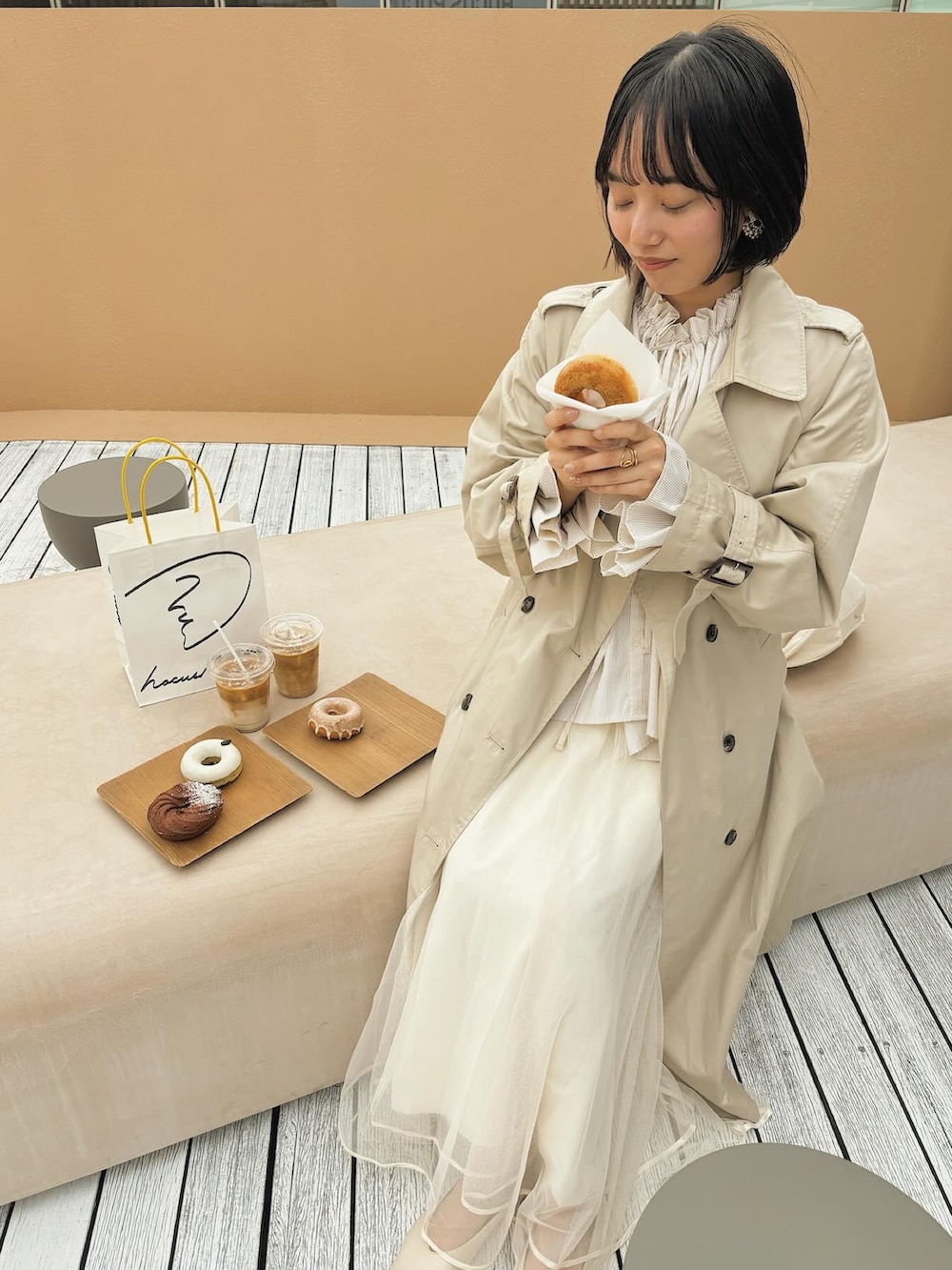 「ootd、トレンチコート、オトナ女子、春服コーデ、大人コーデ、おしゃれさんと繋がりたい、春コーデ、淡色コーデ、春めき満開コーデ」｜「RiLiのアイテム（シャツ/ブラウス、イエロー系）」を使った、manaminさん（骨格ナチュラル・レディース・160cm）の春コーディネートの2枚目の写真
