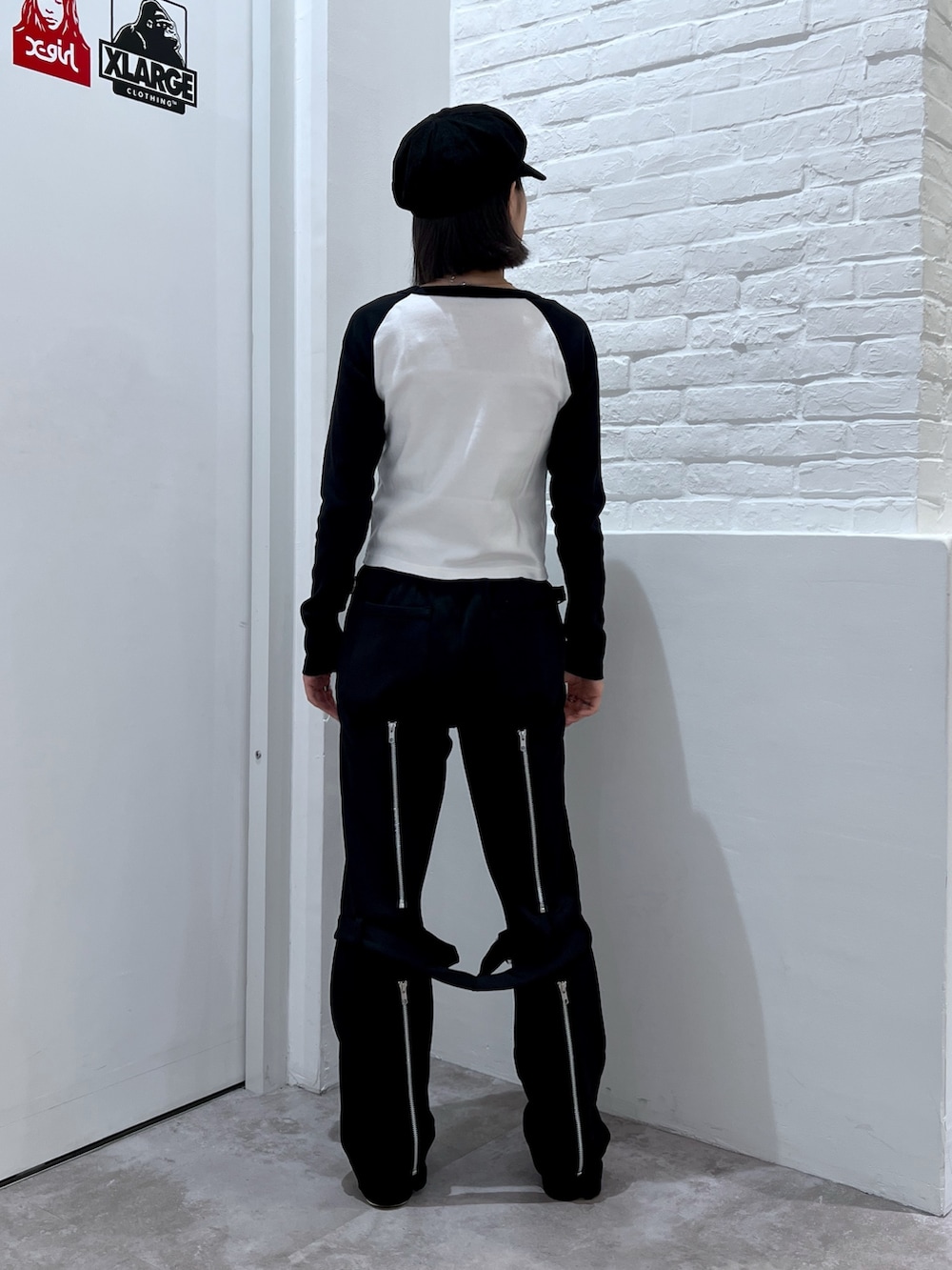 ブラック系のその他パンツ、ホワイト系のTシャツ/カットソー、ブラック系のキャスケットを着用したレディースの秋コーディネートの2枚目の写真