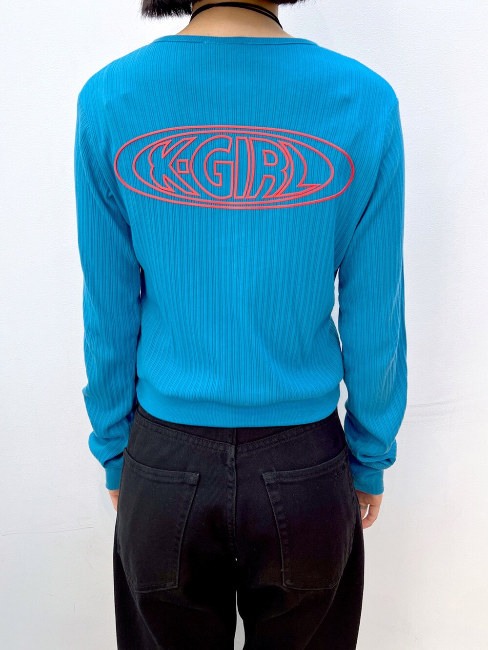 ブルー系のカーディガン/ボレロ、ブラック系のデニムパンツ、シルバー系のショルダーバッグを着用したレディースの夏コーディネートの5枚目の写真