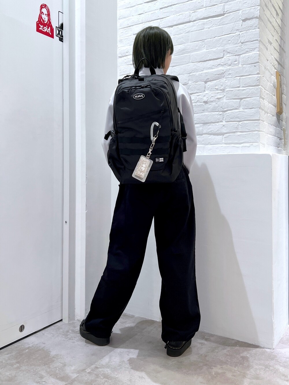 ブラック系のその他パンツ、グレー系のジャージ、ブラック系のバックパック/リュックを着用したレディースの春コーディネートの2枚目の写真