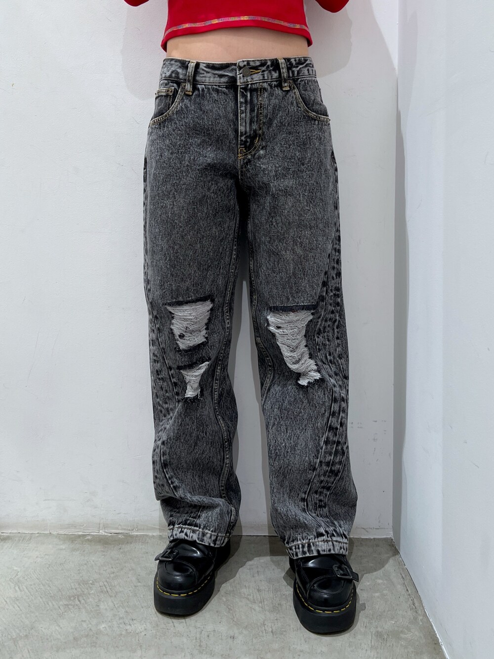 ブラック系のデニムパンツ、レッド系のTシャツ/カットソー、ブラック系のキャスケットを着用したレディースの秋コーディネートの4枚目の写真