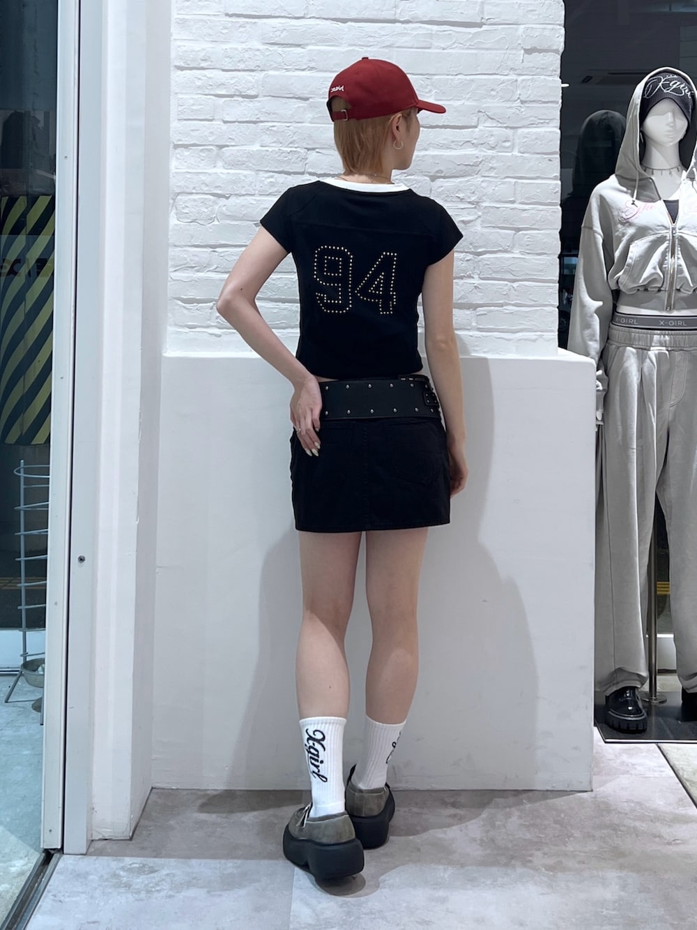 ブラック系のTシャツ/カットソー、ブラック系のスカート、ブラック系のベルトを着用したレディースの春コーディネートの2枚目の写真