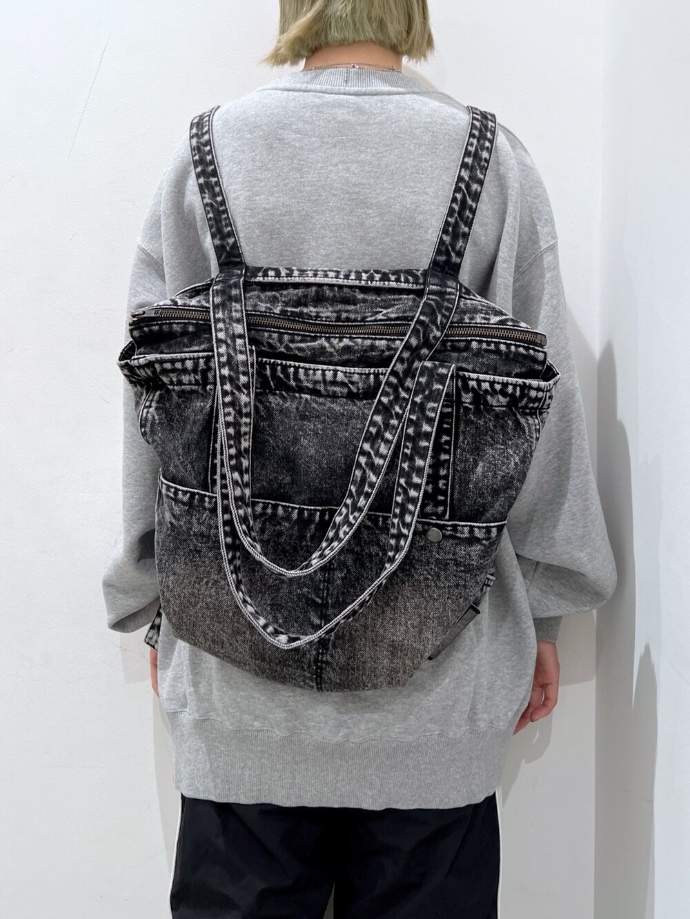 ブラック系のその他パンツ、ブラック系のトートバッグ、グレー系のスウェットを着用したレディースの秋コーディネートの4枚目の写真