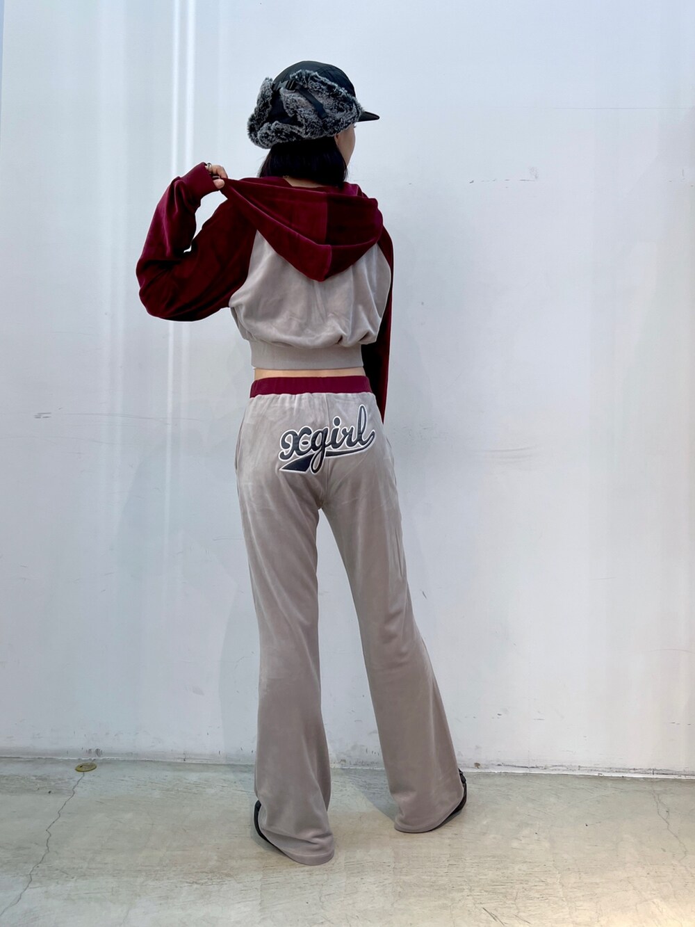 グレー系のその他パンツ、ホワイト系のTシャツ/カットソー、グレー系のスウェットを着用したレディースの秋コーディネートの2枚目の写真