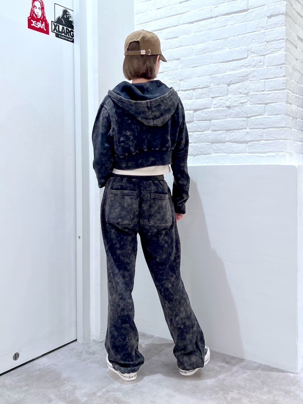 ブラック系のスウェットパンツ、ホワイト系のTシャツ/カットソー、ブラック系のパーカーを着用したレディースの春コーディネートの2枚目の写真