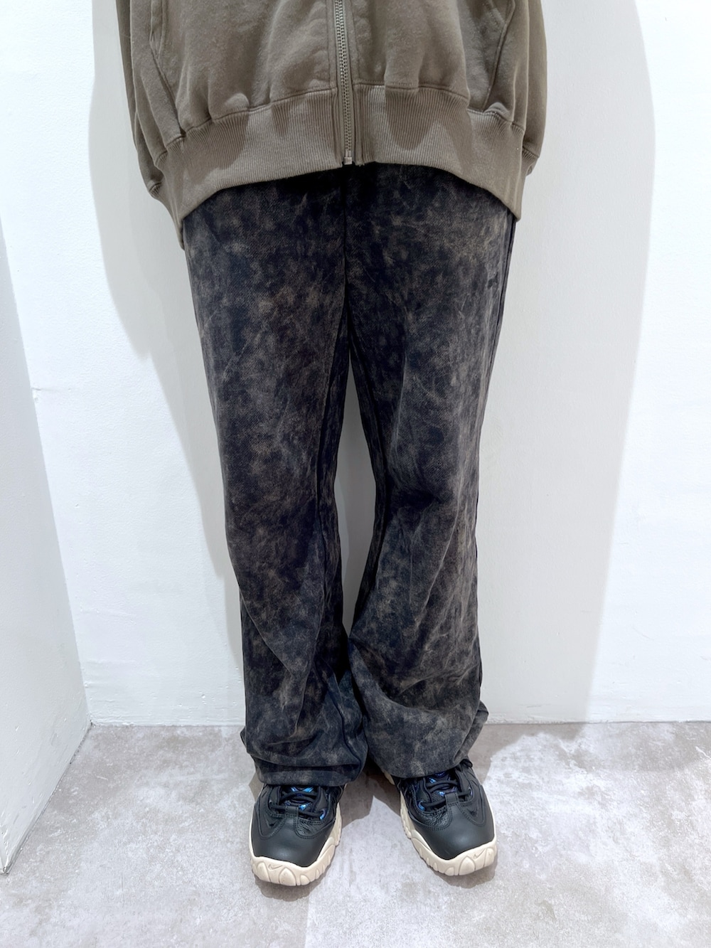 ブラック系のスウェットパンツ、グリーン系のパーカー、ブラック系のニットキャップ/ビーニーを着用したレディースの夏コーディネートの4枚目の写真