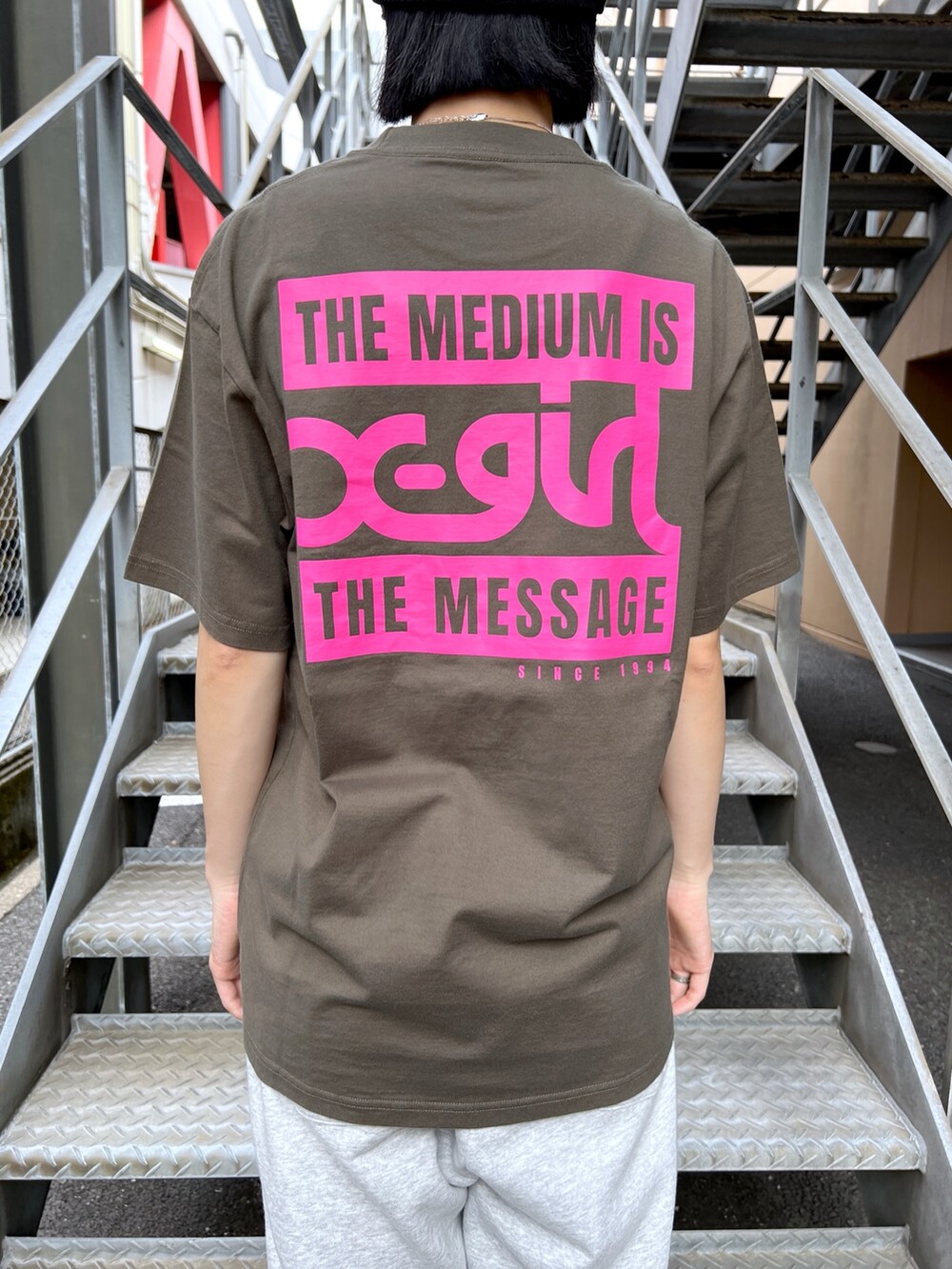 グレー系のスウェットパンツ、グリーン系のTシャツ/カットソー、ブラック系のニットキャップ/ビーニーを着用したレディースの夏コーディネートの4枚目の写真