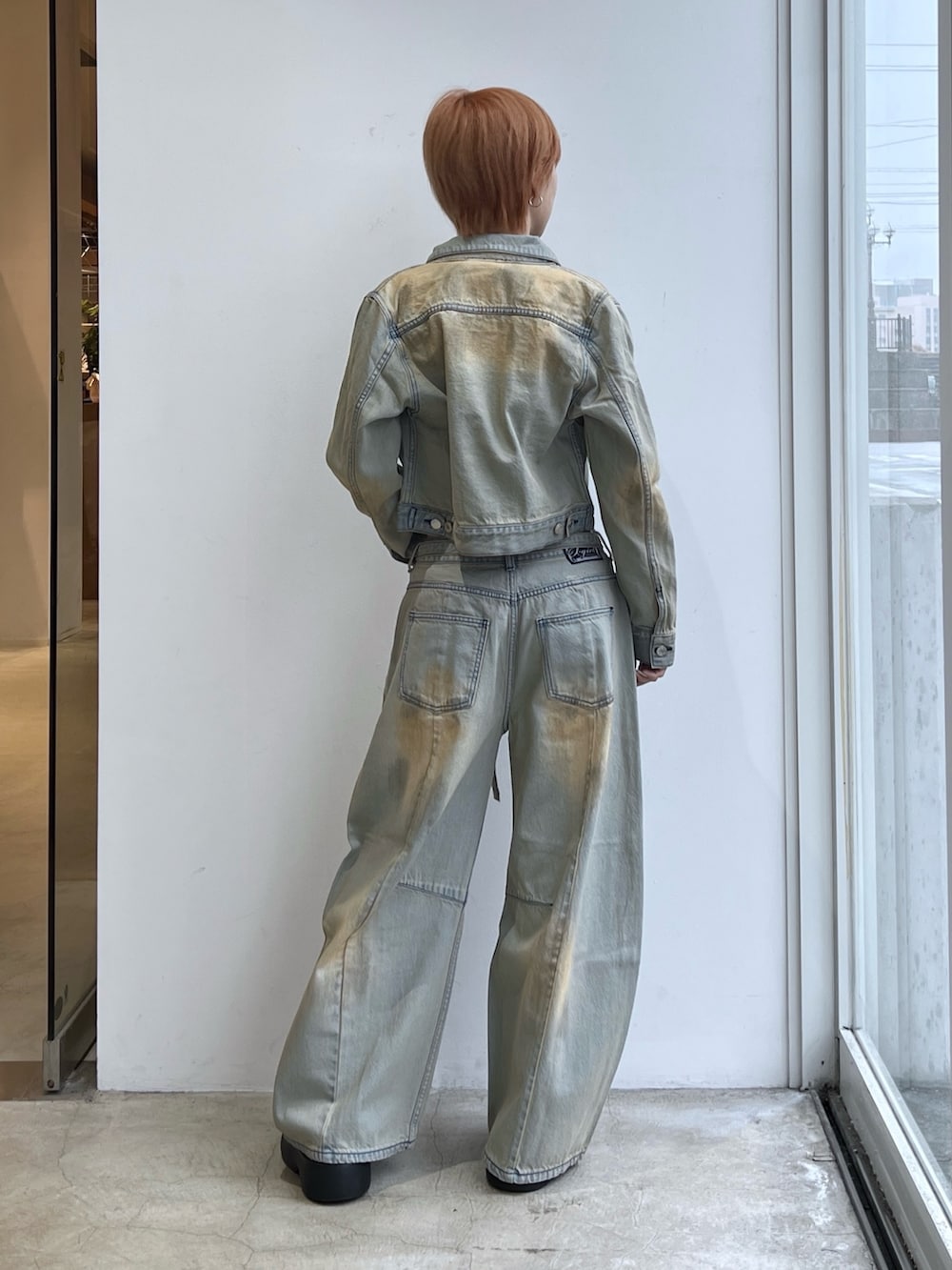 ブルー系のデニムパンツ、ベージュ系のTシャツ/カットソー、ブルー系のデニムジャケットを着用したレディースの冬コーディネートの2枚目の写真