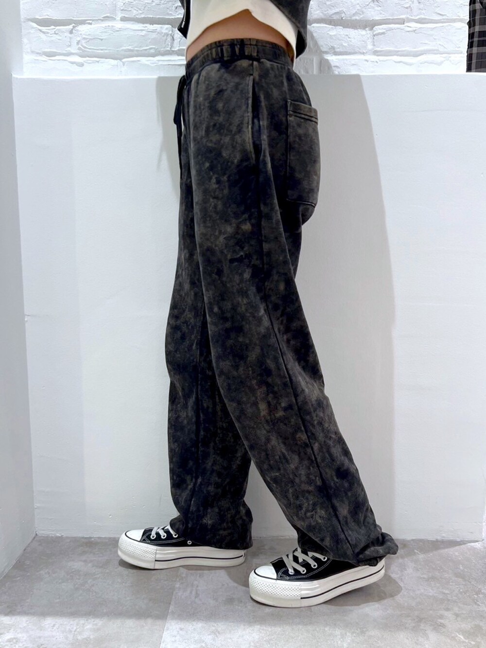 ブラック系のスウェットパンツ、ホワイト系のTシャツ/カットソー、ブラック系のパーカーを着用したレディースの春コーディネートの8枚目の写真