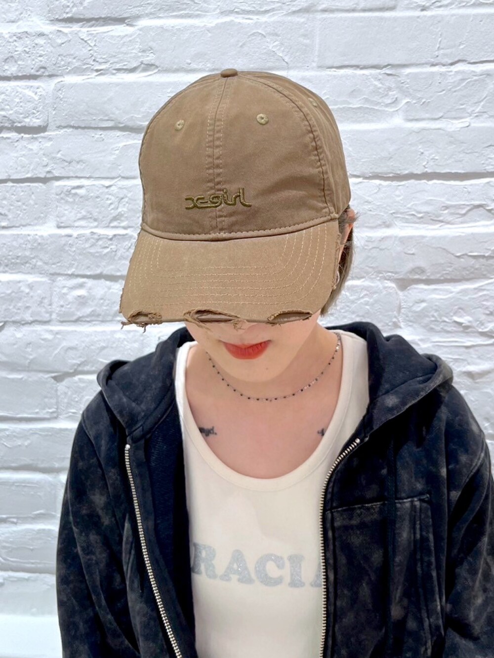 ブラック系のスウェットパンツ、ホワイト系のTシャツ/カットソー、ブラック系のパーカーを着用したレディースの春コーディネートの9枚目の写真