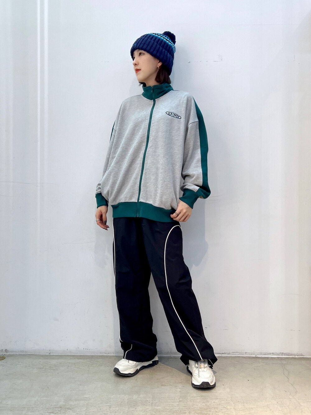 ブラック系のその他パンツ、ホワイト系のTシャツ/カットソー、グレー系のスウェットを着用したレディースの秋コーディネートの2枚目の写真