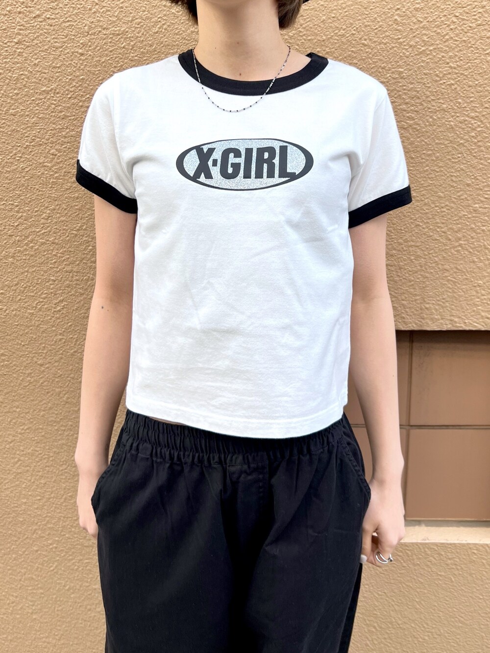 ブラック系のその他パンツ、ホワイト系のTシャツ/カットソー、ブラック系のハットを着用したレディースの春コーディネートの3枚目の写真