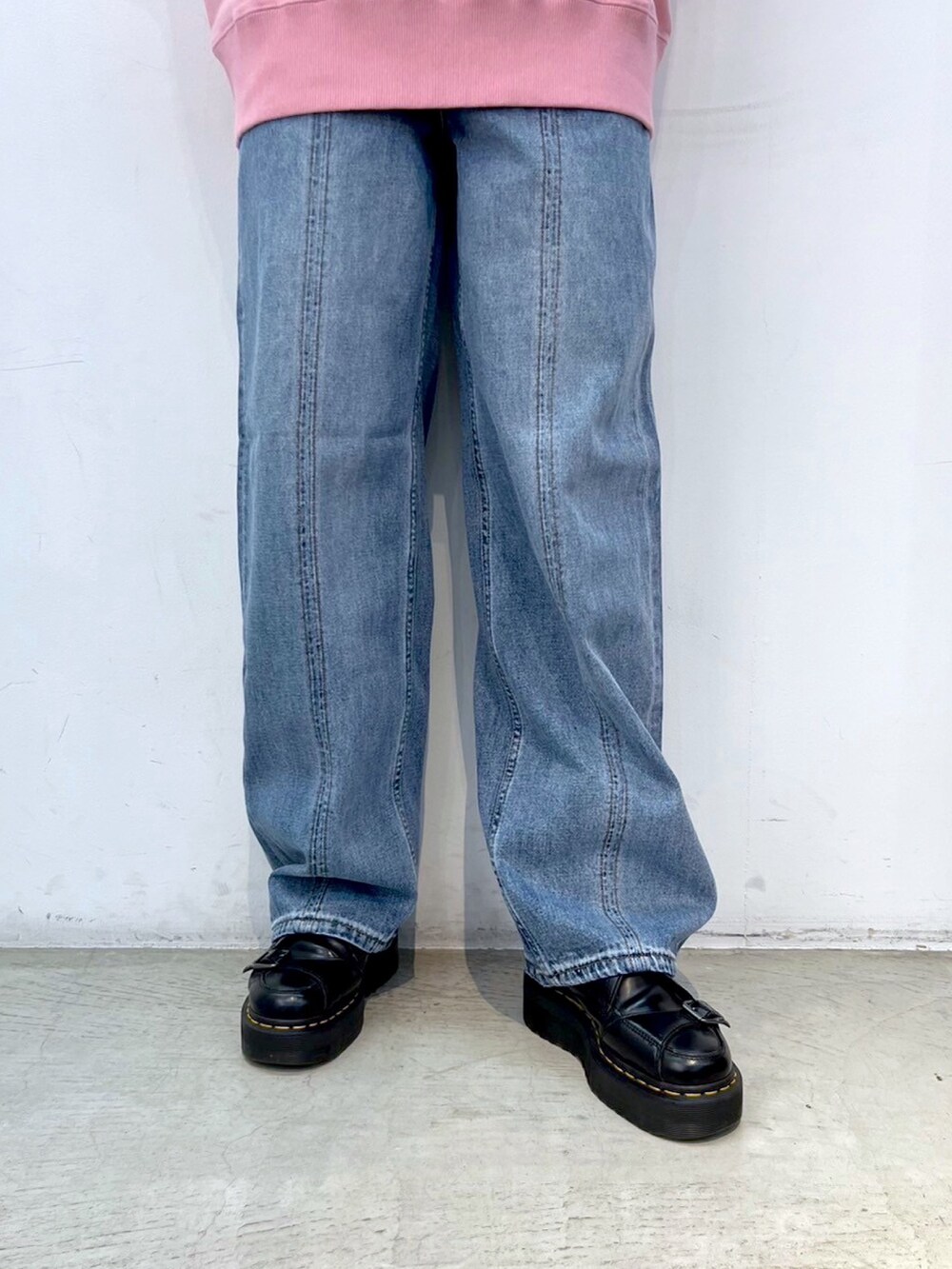 ピンク系のスウェット、ブルー系のデニムパンツ、ブラック系のニットキャップ/ビーニーを着用したレディースの冬コーディネートの5枚目の写真