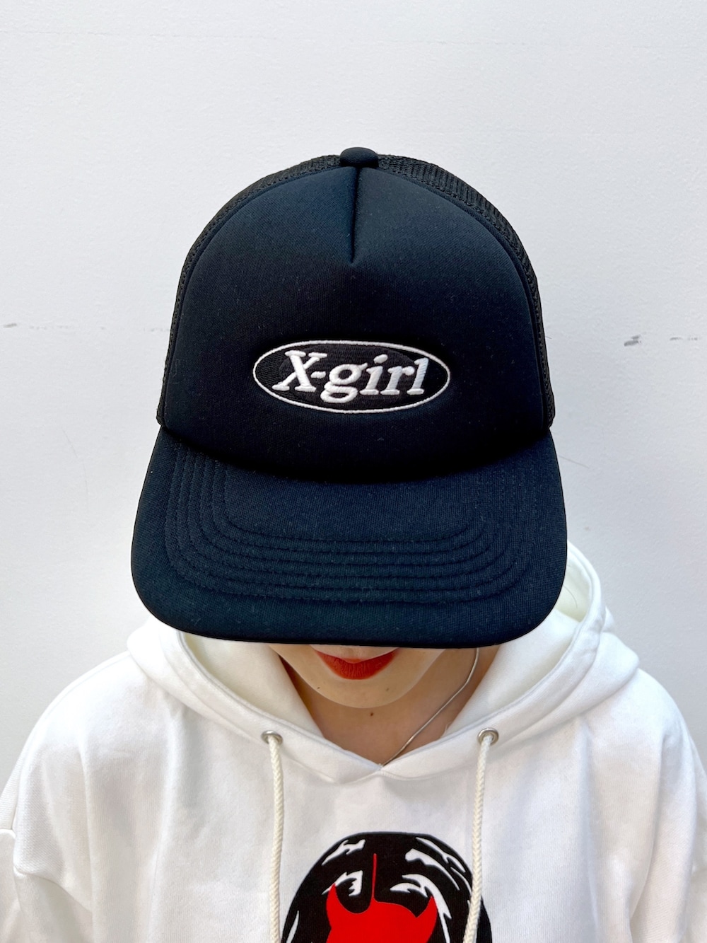 ベージュ系のその他パンツ、ホワイト系のパーカー、ブラック系のキャップを着用したレディースの秋コーディネートの6枚目の写真