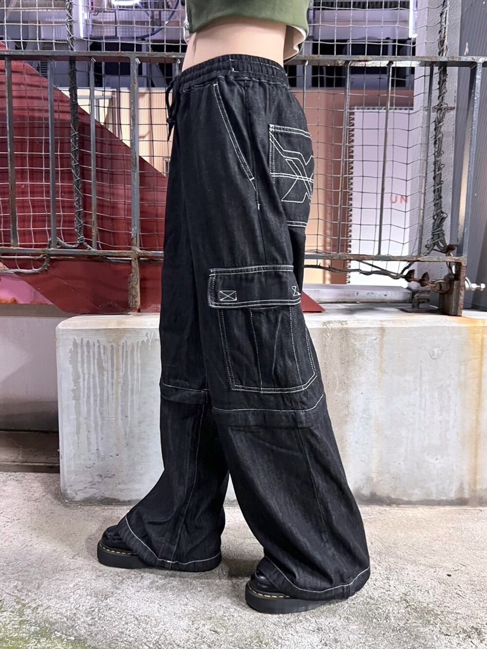 ブラック系のデニムパンツ、ホワイト系のTシャツ/カットソー、グリーン系のパーカーを着用したレディースの夏コーディネートの5枚目の写真