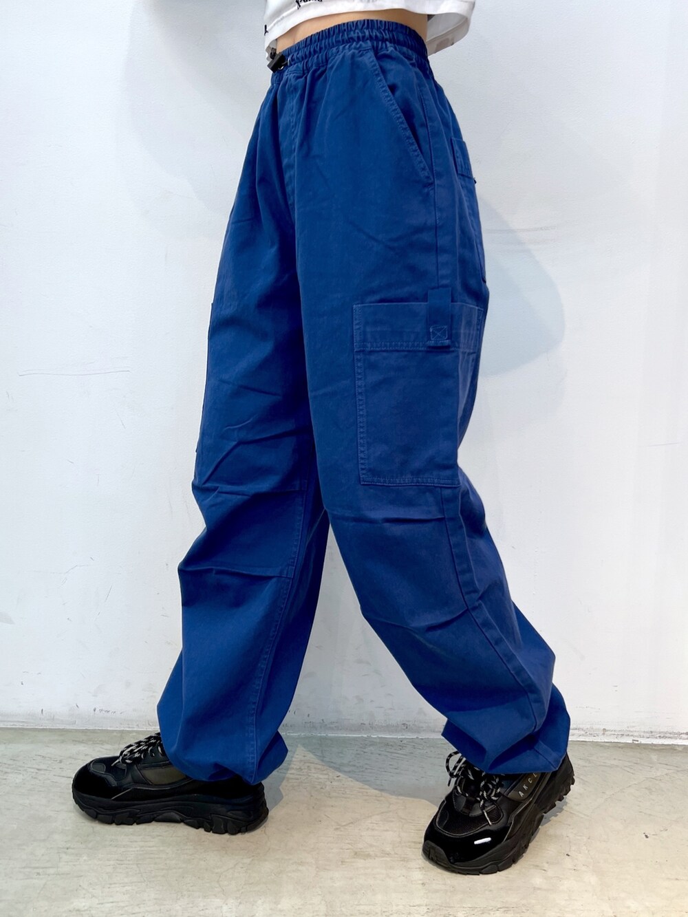 グリーン系のTシャツ/カットソー、ホワイト系のTシャツ/カットソー、ブルー系のその他パンツを着用したレディースの秋コーディネートの5枚目の写真