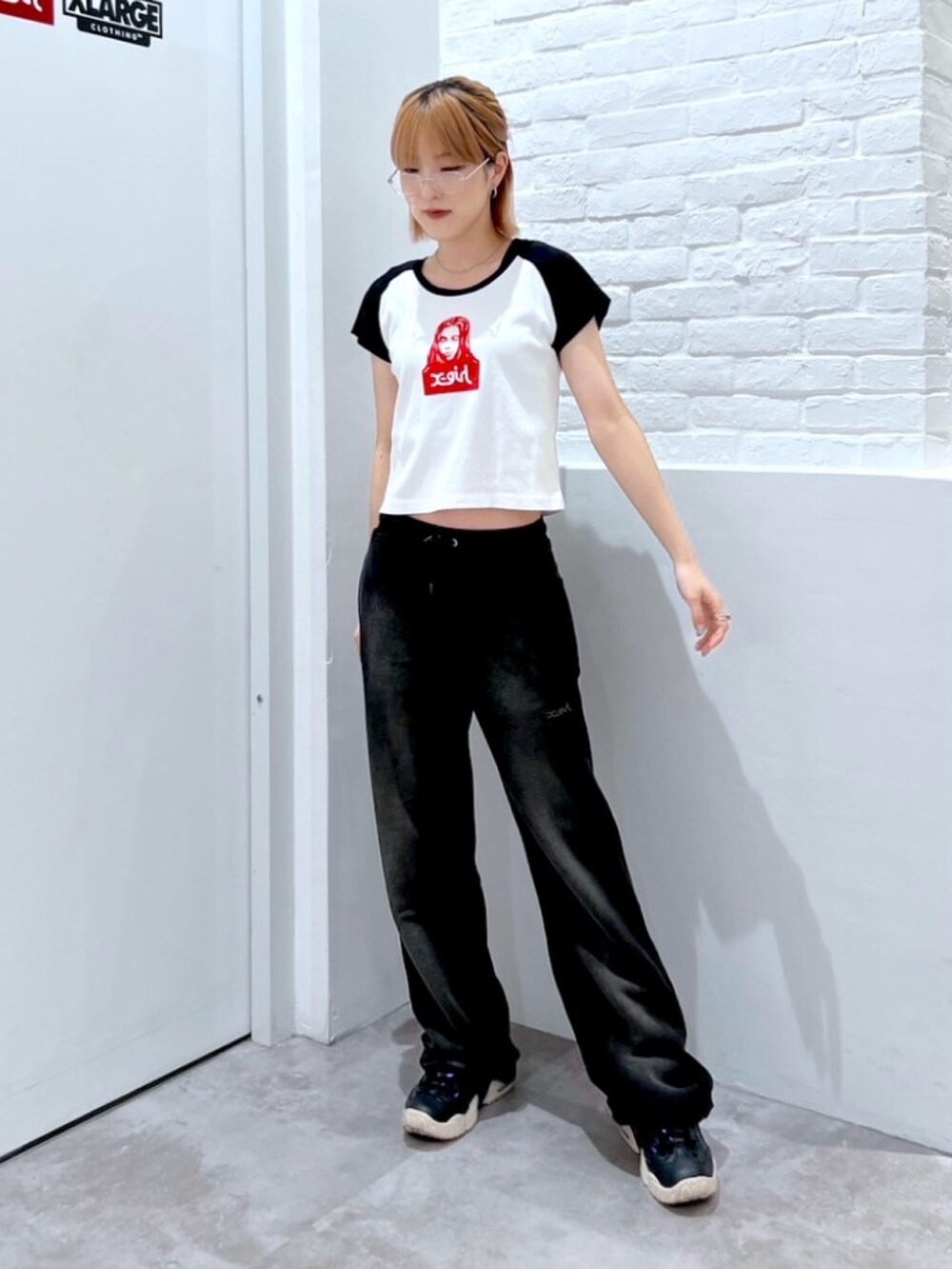 グリーン系のパーカー、ホワイト系のTシャツ/カットソー、グリーン系のスウェットパンツを着用したレディースの春コーディネートの2枚目の写真