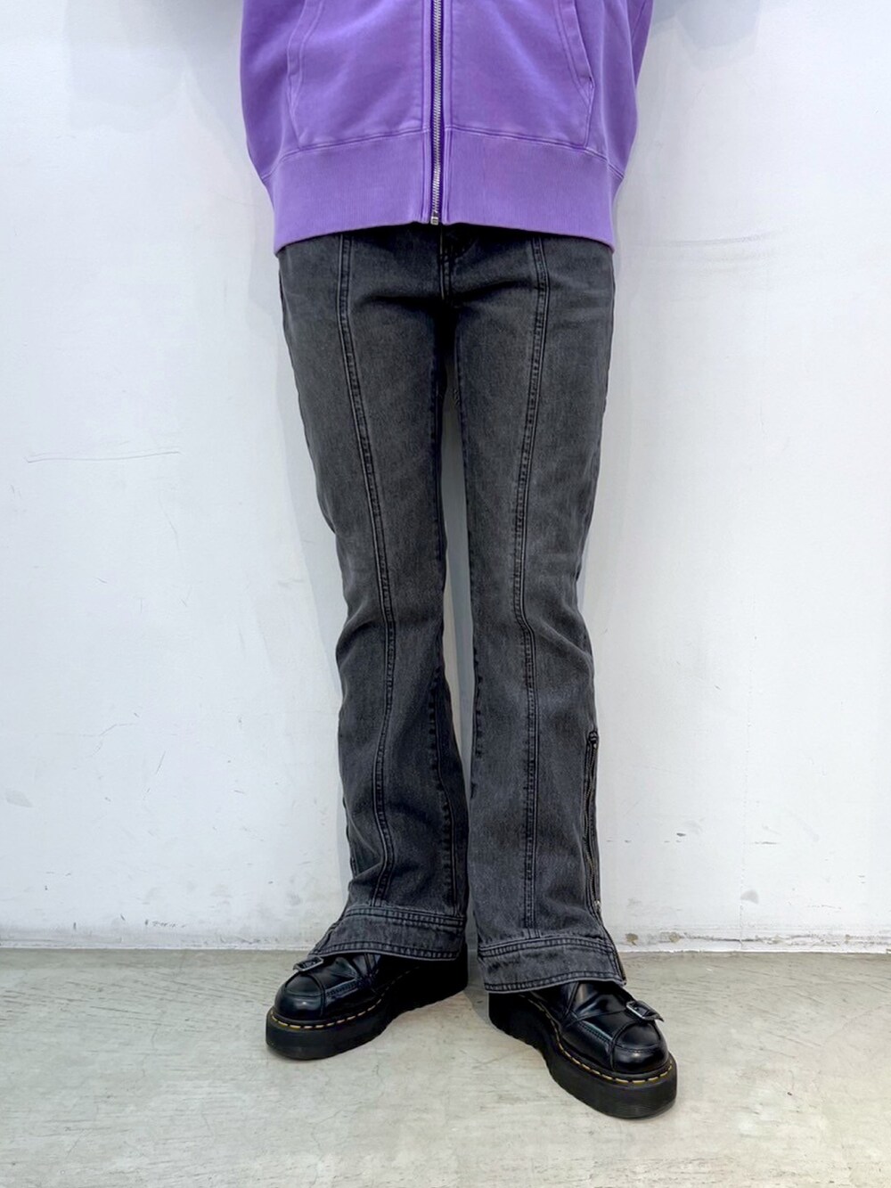 ブラック系のデニムパンツ、パープル系のパーカー、グレー系のショルダーバッグを着用したレディースの冬コーディネートの5枚目の写真