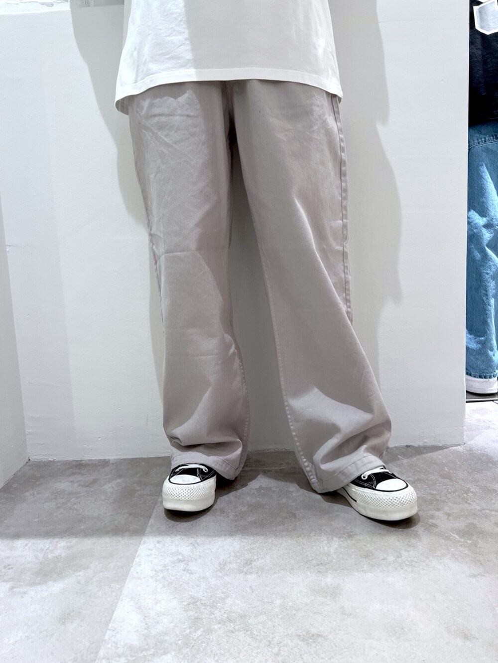 グレー系のその他パンツ、ホワイト系のTシャツ/カットソー、グレー系のベストを着用したレディースの春コーディネートの4枚目の写真