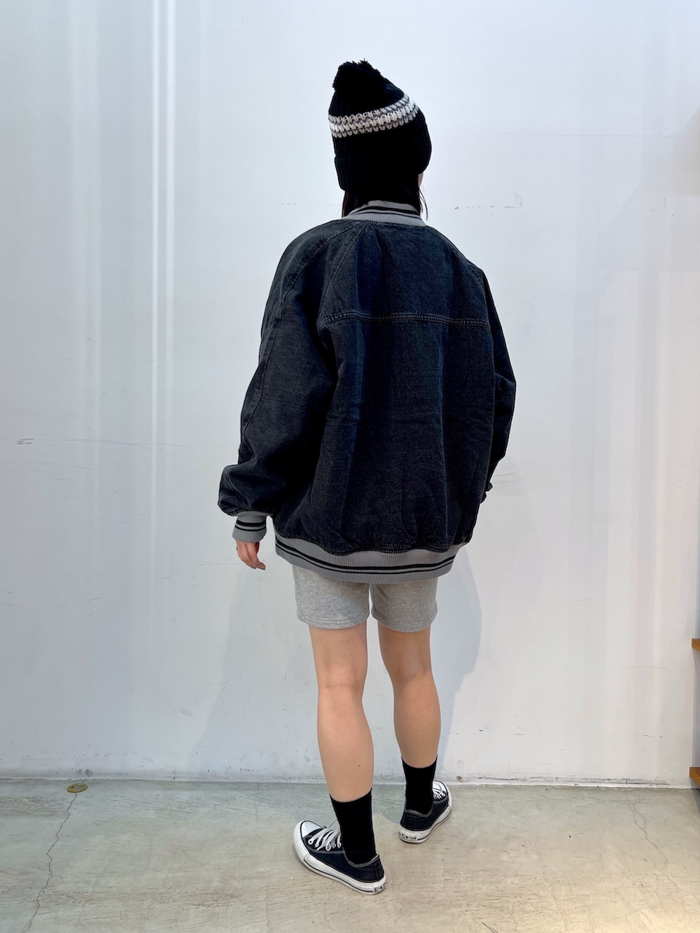 ブラック系のデニムジャケット、グレー系のスウェットパンツ、グレー系のスウェットを着用したレディースの秋コーディネートの2枚目の写真