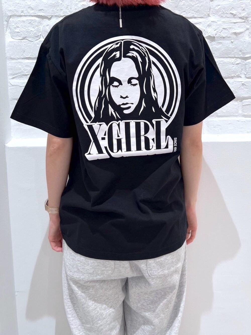 グレー系のスウェットパンツ、ブラック系のTシャツ/カットソー、ブラック系のキャップを着用したレディースの春コーディネートの4枚目の写真