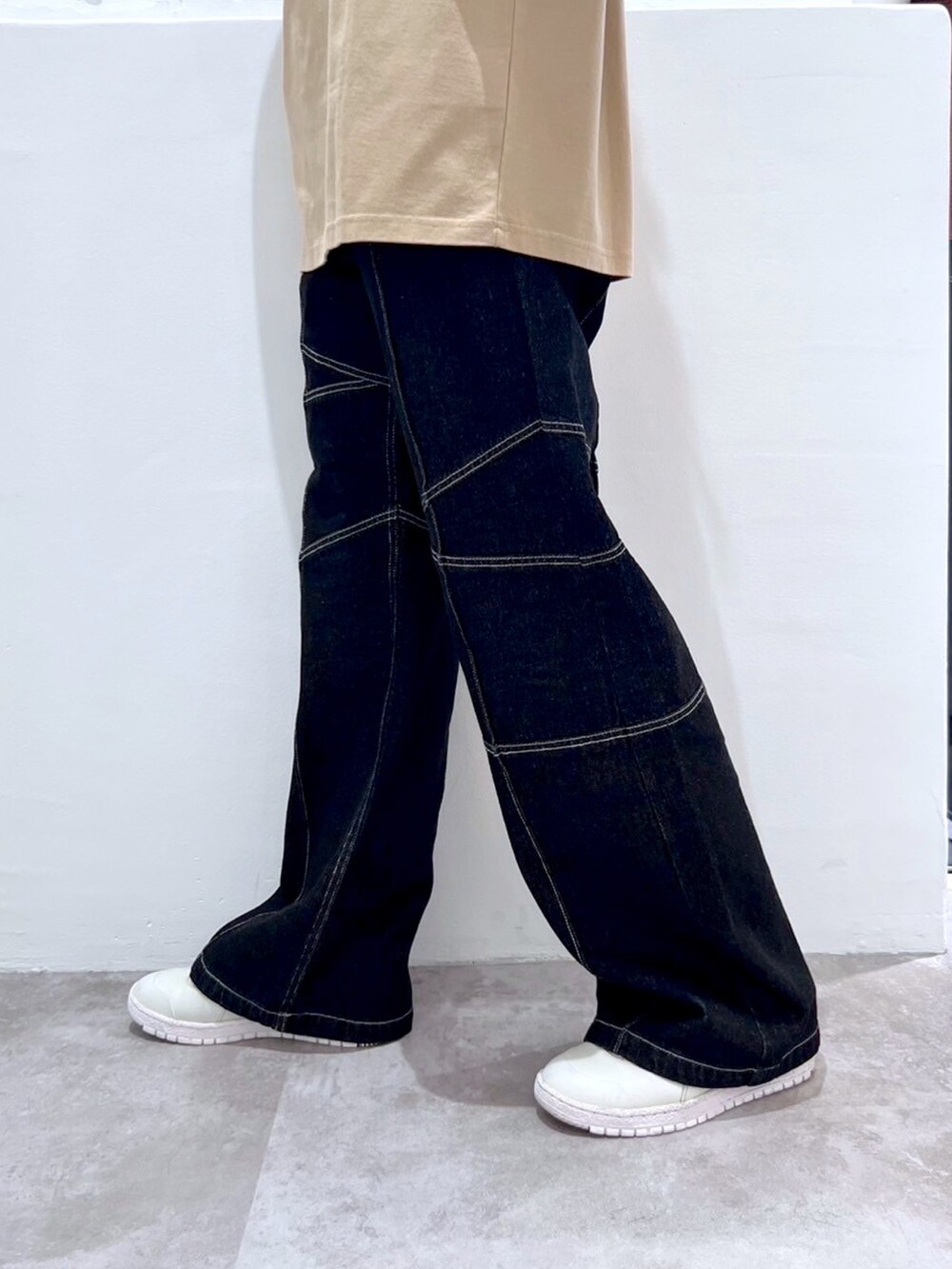 ブラック系のショルダーバッグ、ベージュ系のTシャツ/カットソー、ブラック系のその他パンツを着用したレディースの夏コーディネートの6枚目の写真