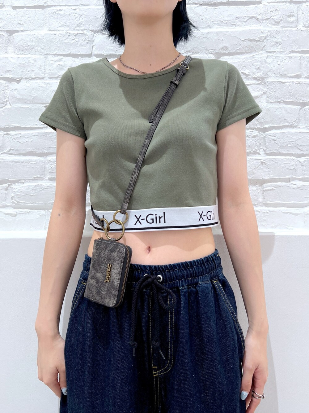 「x-girl、デニムパンツ、カーゴパンツ、パンツスタイル、キャップ、ストリート、韓国ファッション、おしゃ見えテクニック、ショート丈トップス、シンプル、おしゃれさんと繋がりたい」｜「X-girlの2WAY WIDE LEG CARGO PANTS（デニムパンツ、ブルー系）」を使った、小島えみるさん（レディース・165cm）の夏コーディネートの3枚目の写真