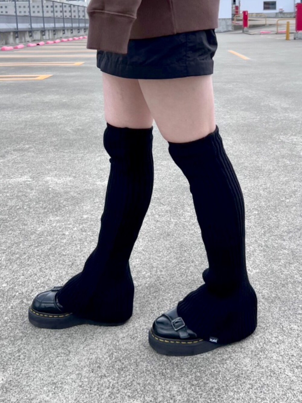 ブラウン系のパーカー、ブラック系のレッグウォーマーを着用したレディースの冬コーディネートの7枚目の写真