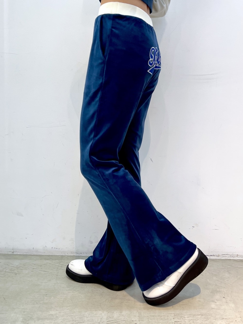 ブルー系のスウェット、ブルー系のその他パンツ、ブルー系のショルダーバッグを着用したレディースの秋コーディネートの4枚目の写真