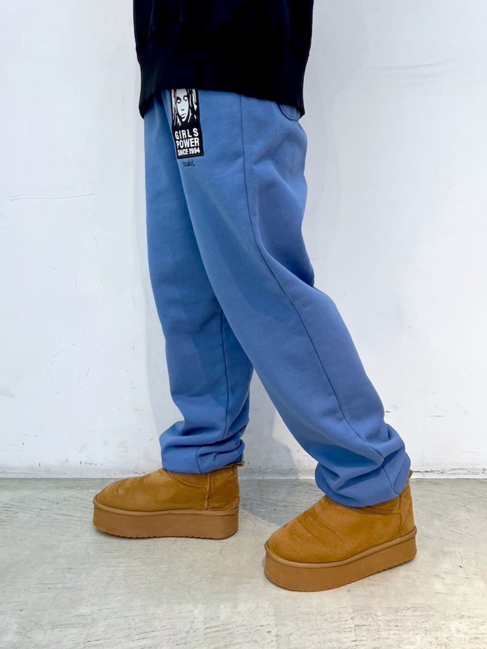 ブルー系のスウェットパンツ、ブラック系のパーカー、ブルー系のニットキャップ/ビーニーを着用したレディースの冬コーディネートの6枚目の写真