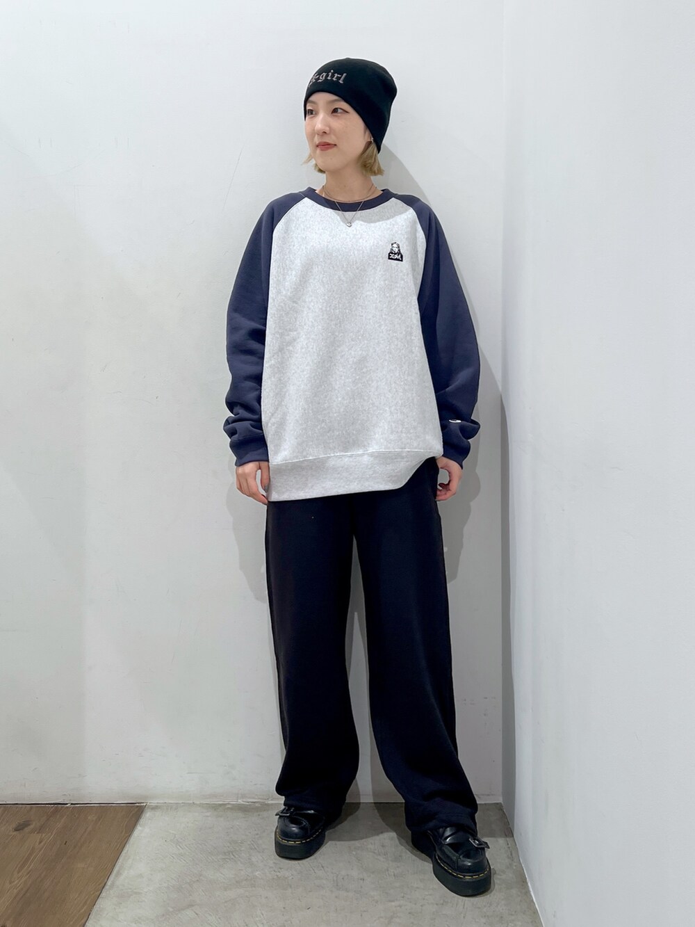 ブラック系のスウェットパンツ、グレー系のスウェット、ブラック系のニットキャップ/ビーニーを着用したレディースの秋コーディネートの2枚目の写真