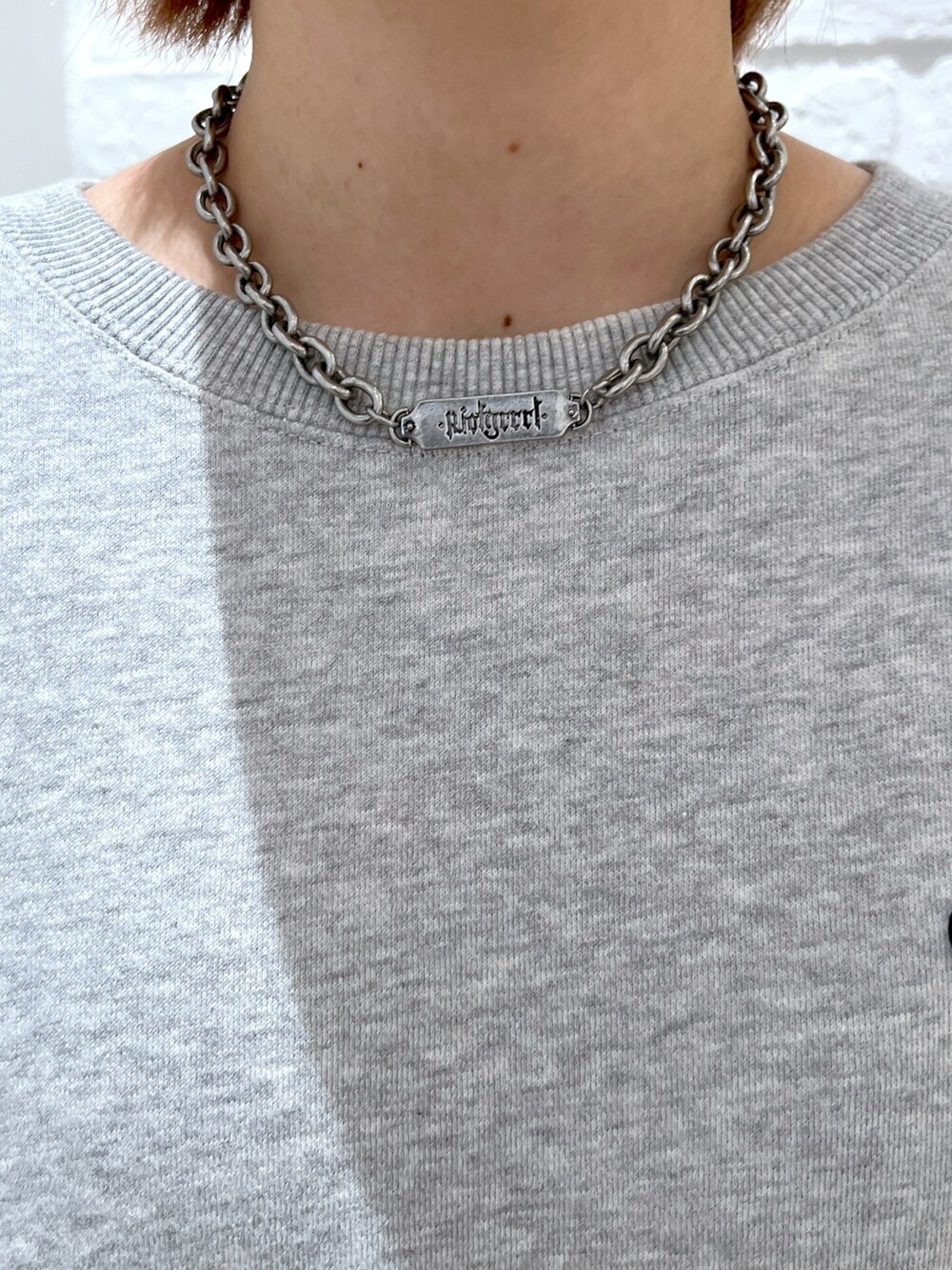 グレー系のスウェット、ブラック系のデニムパンツ、ブルー系のショルダーバッグを着用したレディースの春コーディネートの4枚目の写真