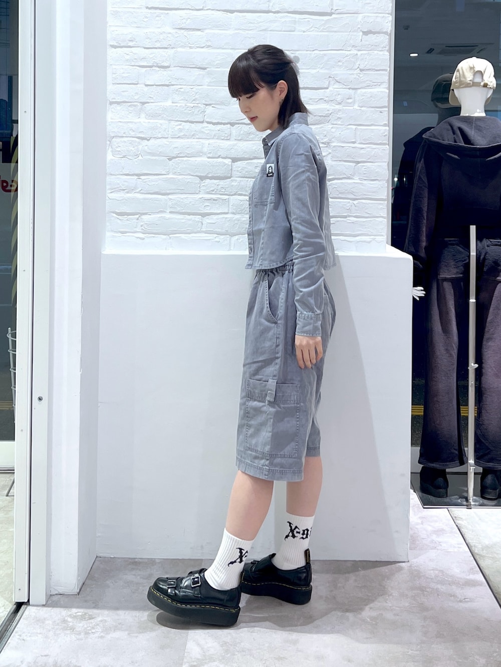 グレー系のその他パンツ、グレー系のシャツ/ブラウス、ホワイト系のタンクトップを着用したレディースの春コーディネートの2枚目の写真