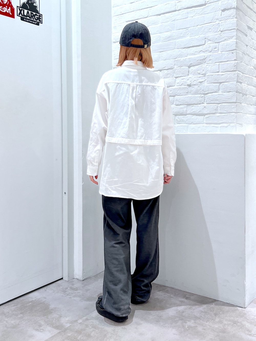 ホワイト系のシャツ/ブラウス、ブラック系のスウェットパンツ、ブラック系のキャップを着用したレディースの春コーディネートの2枚目の写真