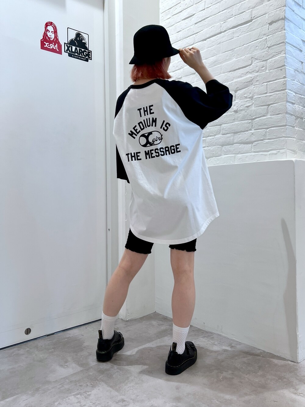 ブラック系のその他パンツ、ホワイト系のワンピース、ブラック系のハットを着用したレディースの夏コーディネートの2枚目の写真