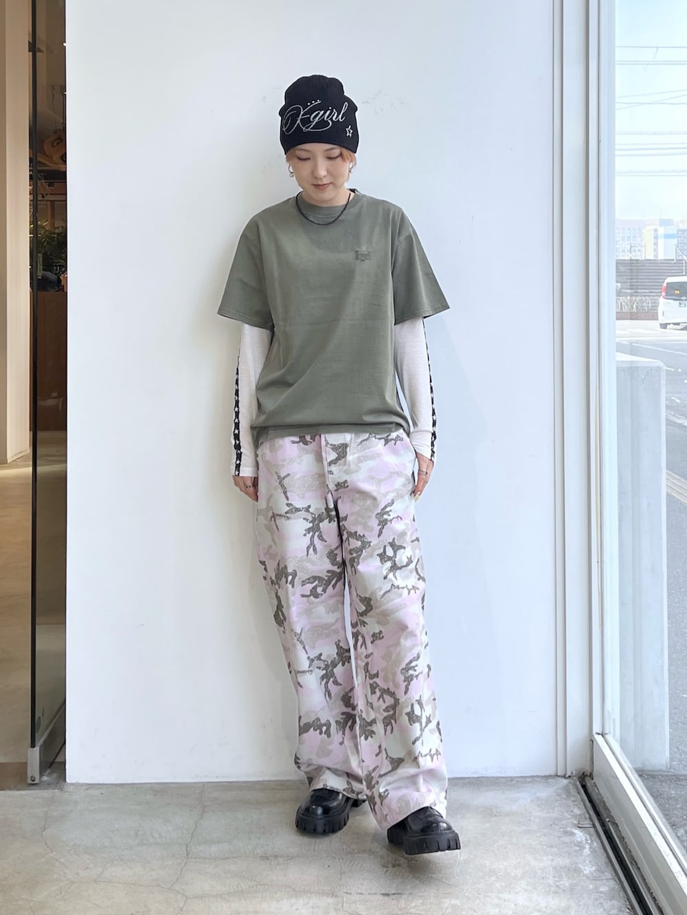 ピンク系のその他パンツ、グリーン系のTシャツ/カットソー、ホワイト系のTシャツ/カットソーを着用したレディースの春コーディネートの2枚目の写真