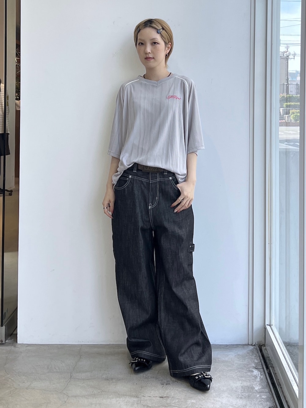 ブラック系のデニムパンツ、グレー系のTシャツ/カットソーを着用したレディースの夏コーディネートの2枚目の写真