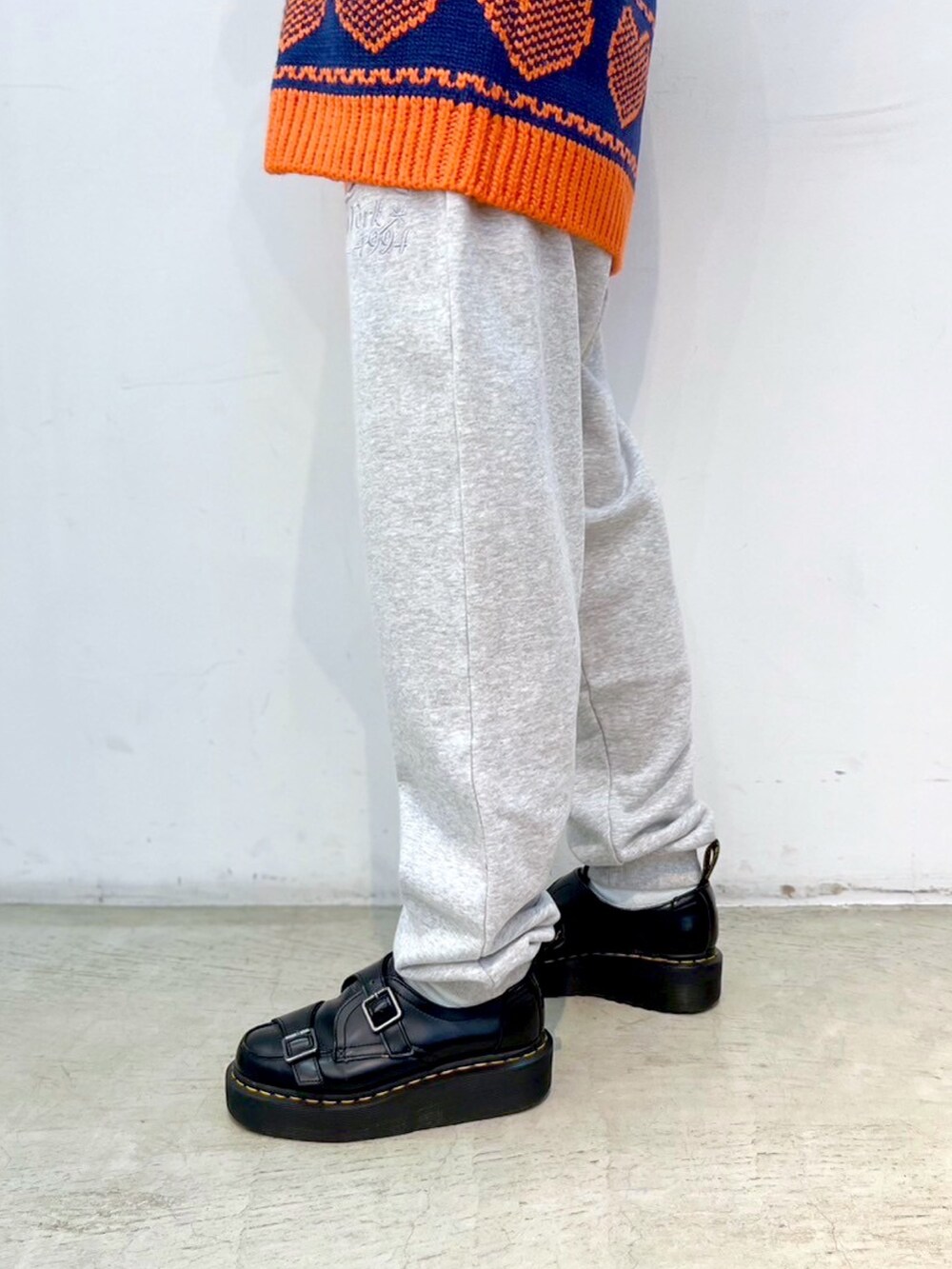 グレー系のスウェットパンツ、その他のカーディガン/ボレロ、ブラック系のハンチング/ベレー帽を着用したレディースの秋コーディネートの5枚目の写真