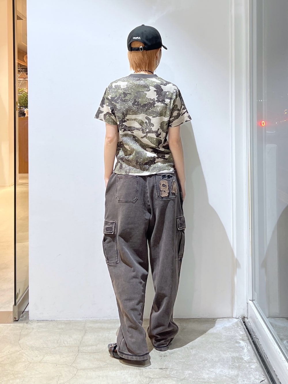 ブラック系のスウェットパンツ、その他のTシャツ/カットソー、ブラック系のキャップを着用したレディースの春コーディネートの2枚目の写真