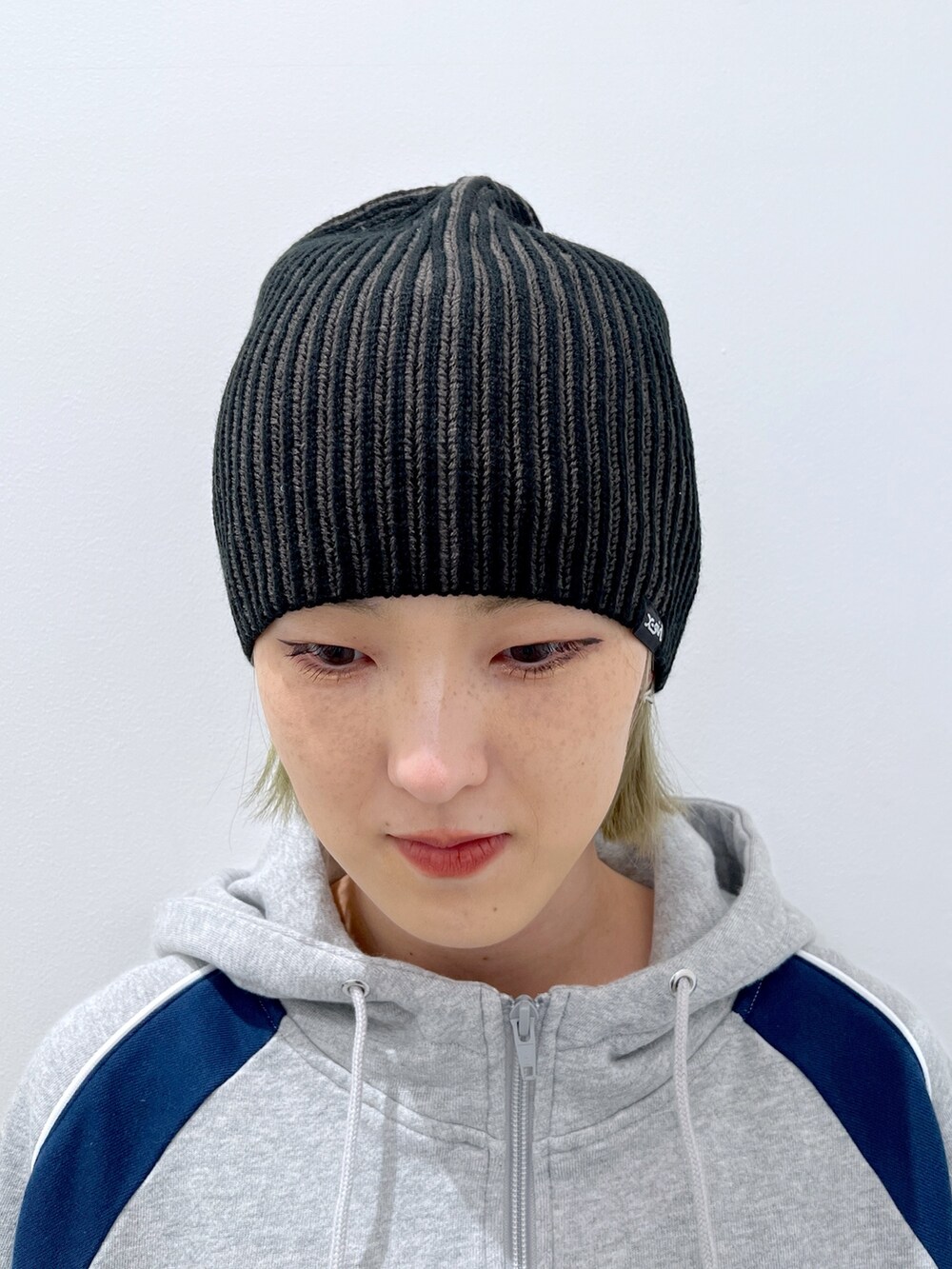 「x-girl、ワンピース、ストリート、スウェット、ニット帽、レッグウォーマー、y2k、秋っぽコーデ更新中、秋服、休日スタイル、厚底シューズ」｜「X-girlのDISTRESSED LEG WARMER（レッグウォーマー、ブラック系）」を使った、Emiruさん（レディース・165cm）の秋コーディネートの5枚目の写真