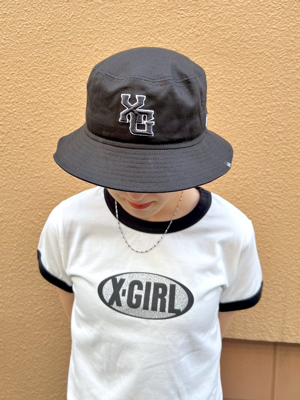 ブラック系のその他パンツ、ホワイト系のTシャツ/カットソー、ブラック系のハットを着用したレディースの春コーディネートの6枚目の写真