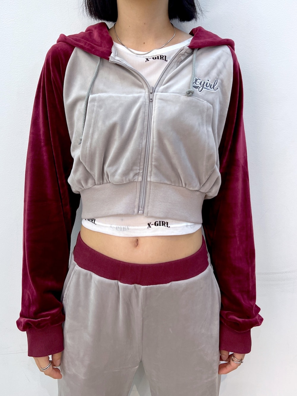 グレー系のその他パンツ、ホワイト系のTシャツ/カットソー、グレー系のスウェットを着用したレディースの秋コーディネートの3枚目の写真